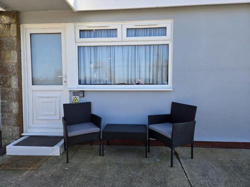 Balkón nebo terasa v ubytování Sunny Sandown Bay Holiday Chalet Yaverland Isle of wight