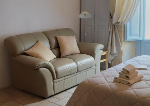 a living room with a couch and a bed at Bed & Breakfast Casa Lopez in Barletta