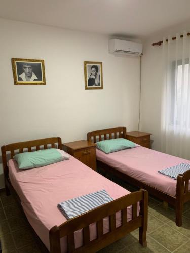 Llit o llits en una habitació de Beach Apartment