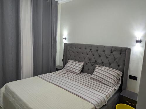 Llit o llits en una habitació de Apex apartment