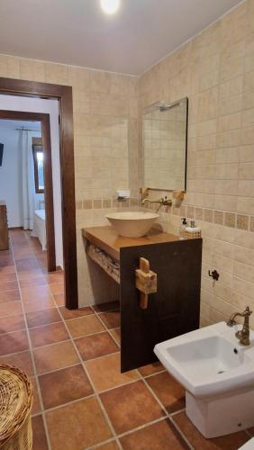 a bathroom with a sink and a toilet and a tub at La finca de Casa Botes in Cuenca