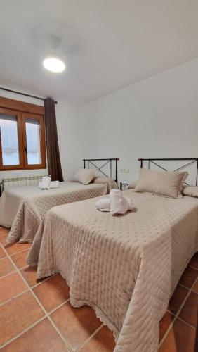 two beds sitting in a room withermottermott at La finca de Casa Botes in Cuenca