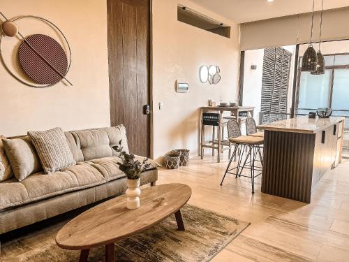 un salon avec un canapé et une table dans l'établissement Departamento 304 by Rotamundos, à Playa del Carmen