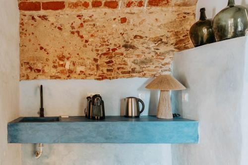 a blue counter with a kettle and a lamp on it at Casa de São Roque in Avis
