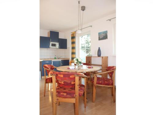 een keuken en eetkamer met een tafel en stoelen bij Koserow_Jugendweg_FeWo 16 in Ostseebad Koserow