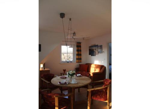 een woonkamer met een tafel en een bank bij Koserow_Jugendweg_FeWo 16 in Ostseebad Koserow