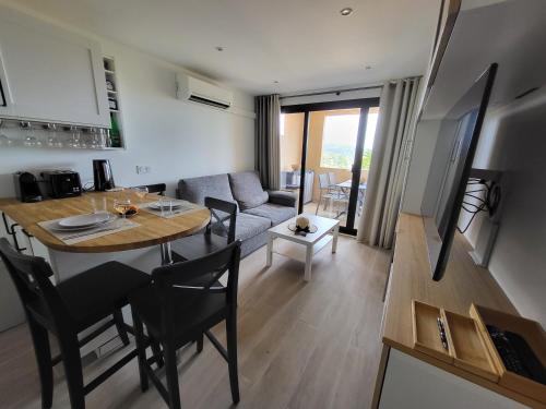une cuisine et un salon avec une table et un canapé dans l'établissement GIGARO SYLVABELLE SEA Duo A, à La Croix-Valmer