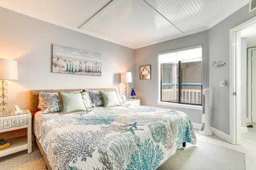 Katil atau katil-katil dalam bilik di Beach Access Ocean-View Condo with Screened Balcony