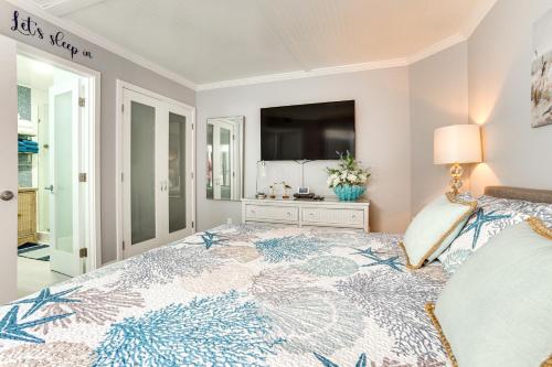 Katil atau katil-katil dalam bilik di Beach Access Ocean-View Condo with Screened Balcony