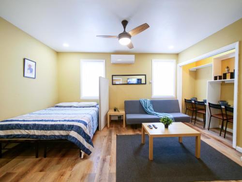 Katil atau katil-katil dalam bilik di 2BED Cozy unit near NYC attractions