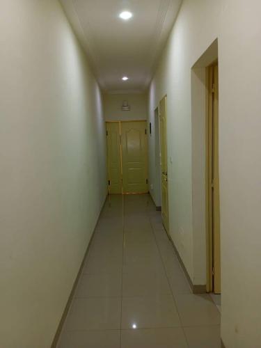 an empty hallway with a green door in a building at Villa Z in Ouagadougou