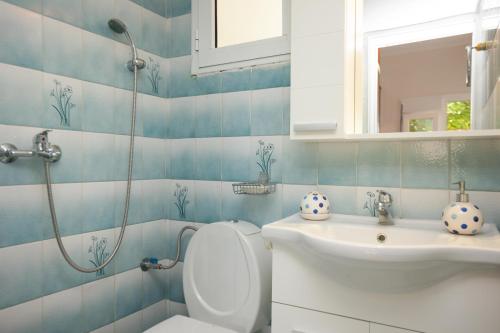 un baño con inodoro y lavabo en Elenas House, en Nea Kalikratia