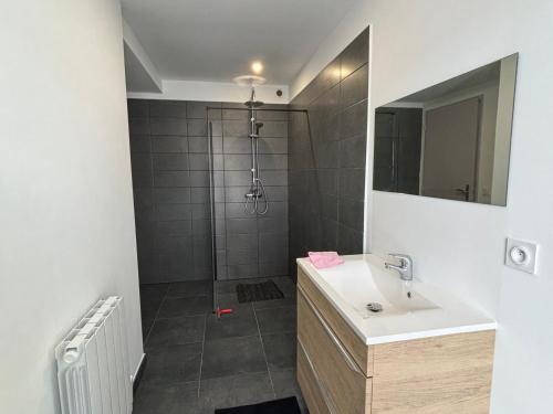 Salle de bains dans l'établissement Chalet confortable à Méaudre pour 8 pers, vue imprenable - FR-1-737-98