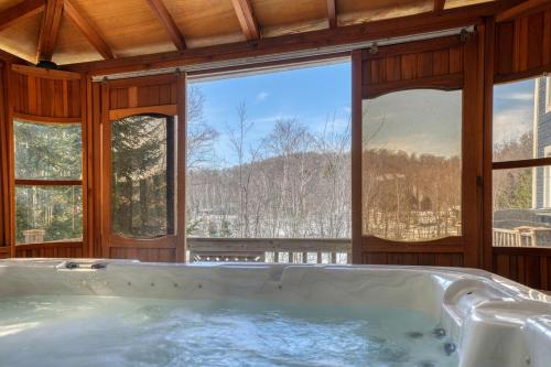 Φωτογραφία από το άλμπουμ του Cozy Lakefront Chalet Lac Lacasse σε Saint-Faustin