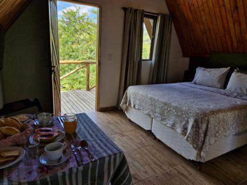 Ένα ή περισσότερα κρεβάτια σε δωμάτιο στο Chalés São Bento Sapucaí 5 minutos centro 20 minutos cachoeiras e 30 minutos pedra do baú