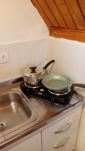 Η κουζίνα ή μικρή κουζίνα στο Chalés São Bento Sapucaí 5 minutos centro 20 minutos cachoeiras e 30 minutos pedra do baú