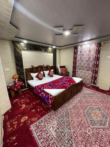 Postel nebo postele na pokoji v ubytování heritage new moon premium houseboat