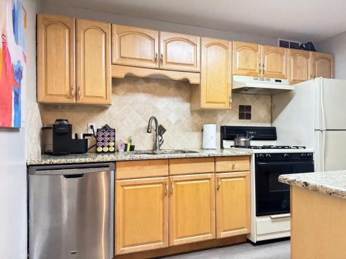 eine Küche mit Holzschränken und einem Edelstahlkühlschrank in der Unterkunft ATL Downtown 2 Bedroom Condo Free Parking LM302 in Atlanta