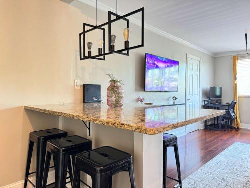 eine Küche mit einer großen Theke mit Hockern darin in der Unterkunft ATL Downtown 2 Bedroom Condo Free Parking LM302 in Atlanta