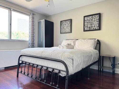 a bedroom with a bed with white sheets and a window at ATL Downtown 2 Bedroom Condo Free Parking LM302 in Atlanta
