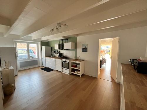 un salon avec une cuisine et une salle à manger dans l'établissement Grande maison familiale, plage, à Pénestin