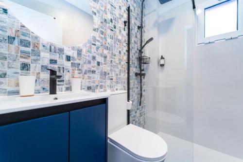 a bathroom with a toilet and a sink and a shower at Apartamentos Brisas del Poniente in Benidorm