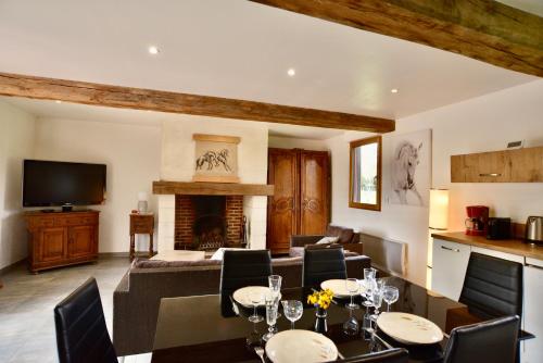 Televízia a/alebo spoločenská miestnosť v ubytovaní Gîte de la ferme Cour Lecoq