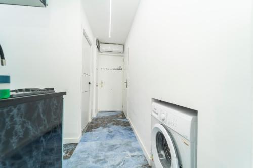 a laundry room with a washer and dryer at Apartamentos Brisas del Poniente in Benidorm