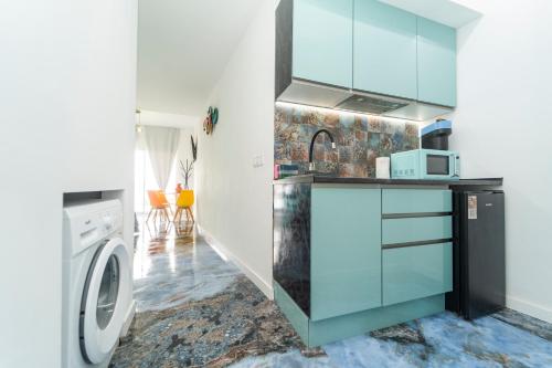 a kitchen with a washing machine in a room at Apartamentos Brisas del Poniente in Benidorm