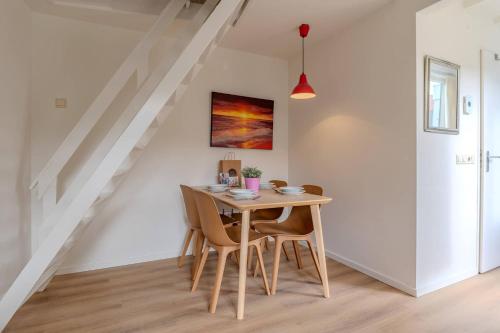 ein Esszimmer mit Tisch und Stühlen in der Unterkunft Hello Zeeland - Vakantiehuis Beatrixstraat 27A in Domburg