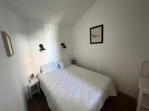 une chambre avec un lit blanc dans une pièce dans l'établissement Résidence Port Bourgenay - maeva Home - Appartement 2 Pièces 4 Personnes - Sélection MAE-6291, à Talmont-Saint-Hilaire