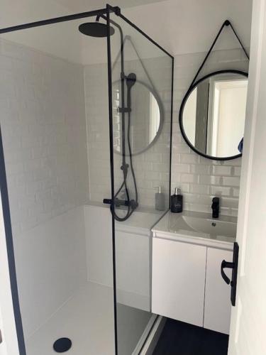 une salle de bain avec une douche, un lavabo et un miroir dans l'établissement Résidence Port Bourgenay - maeva Home - Appartement 2 Pièces 4 Personnes - Sélection MAE-6291, à Talmont-Saint-Hilaire