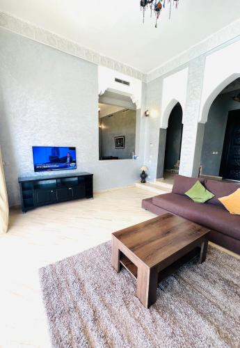 Villas Fleurs Marrakechにあるテレビまたはエンターテインメントセンター