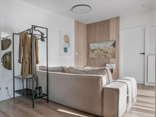 sala de estar con bañera en una habitación en Tuyo Apartments Bokserska, en Varsovia