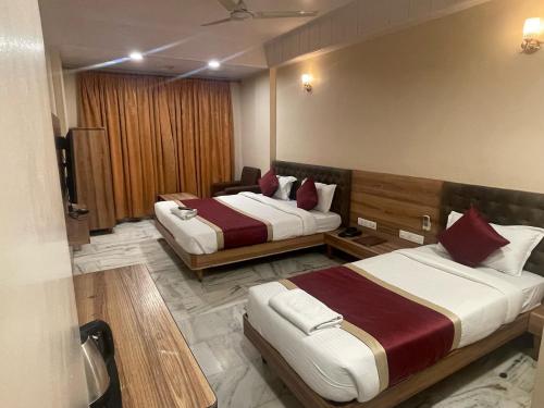 Postel nebo postele na pokoji v ubytování Hotel Vrandavan