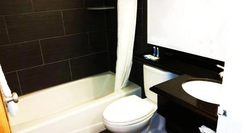 Un baño de Rodeway Inn Civic Center
