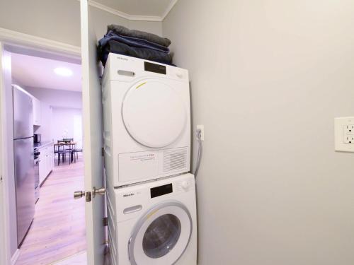 Φωτογραφία από το άλμπουμ του Modern comfort-2BR haven mins to NYC σε Jersey City
