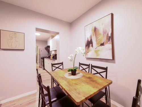 Φωτογραφία από το άλμπουμ του Modern comfort-2BR haven mins to NYC σε Jersey City