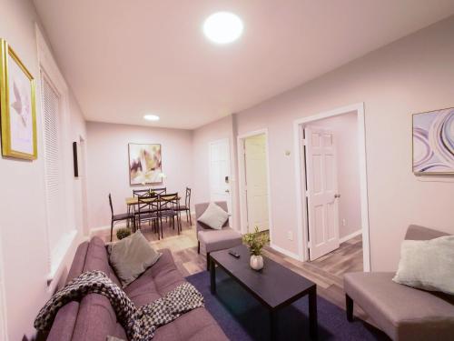 Χώρος καθιστικού στο Modern comfort-2BR haven mins to NYC