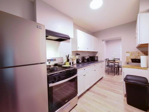 Η κουζίνα ή μικρή κουζίνα στο Modern comfort-2BR haven mins to NYC