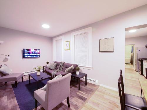 Μια τηλεόραση ή/και κέντρο ψυχαγωγίας στο Modern comfort-2BR haven mins to NYC