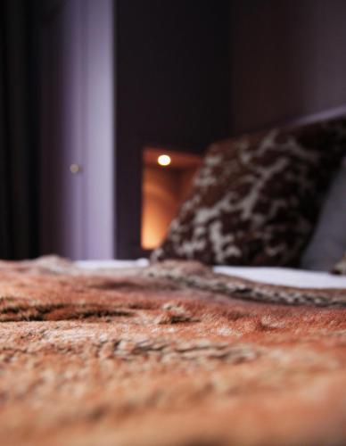 a close up of a bed with a plate on it at Suitehotel Posthoorn in Monnickendam