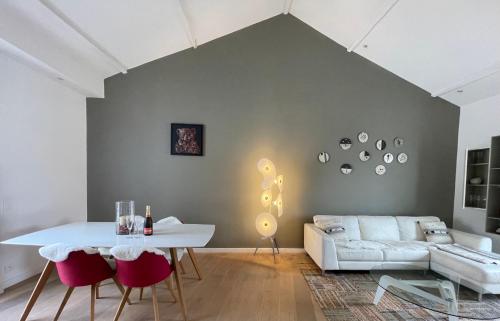 un salon avec une table blanche et un canapé dans l'établissement Magenta MaMa - Comfort & Charm in Nice Carré d'Or - Near beach, à Nice