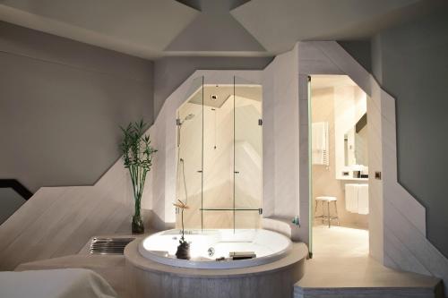 La salle de bains est pourvue d'une baignoire et d'une douche. dans l'établissement Hotel Isa, à Rome