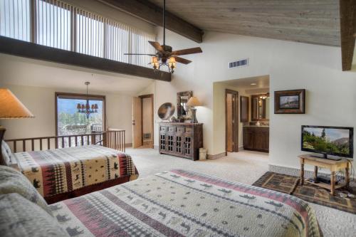 En eller flere senge i et værelse på Tamarron Gambel Oak 796