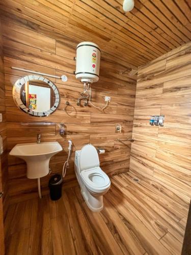 Ванная комната в Kahaani - Luxury Wooden Chalet in Manali