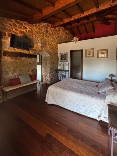 Postel nebo postele na pokoji v ubytování Hotel rústico Aldea Figueiredo