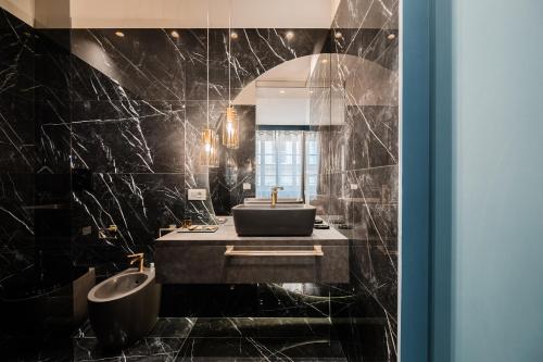Bilik mandi di Luxury Suites in the Heart of Cagliari
