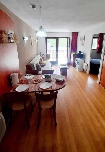 un salon avec une table et un canapé dans l'établissement Résidence Le Pic du Midi - maeva Home - Appartement 2 pièces 4 personnes - Confort MAE-2001, à La Mongie