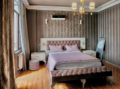 Giường trong phòng chung tại Central Old Batumi Cozy Apartment With Balcony